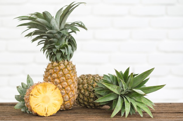 Tranche d&#39;ananas avec espace copie sur le fond de texture bois