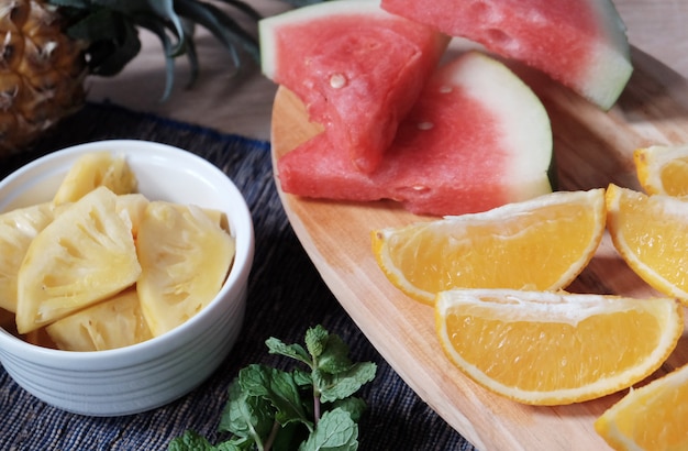 Tranche d'ananas, de pastèque et d'orange comme fruit sain pour votre dose quotidienne de vitamines