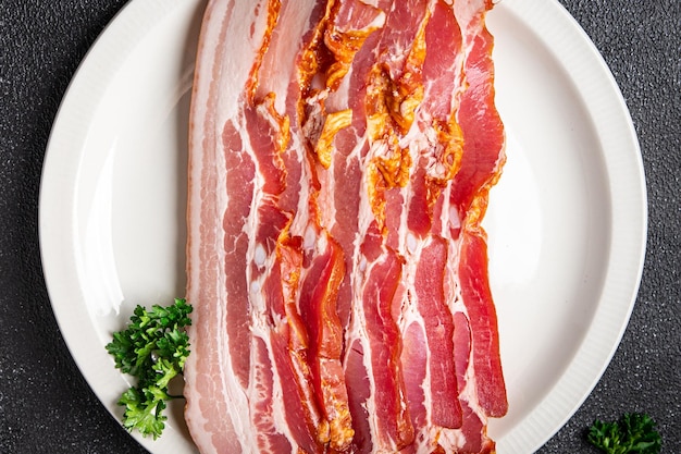 tranche de bacon lanières de porc saindoux viande fumée repas collation alimentaire sur la table copie espace arrière-plan alimentaire