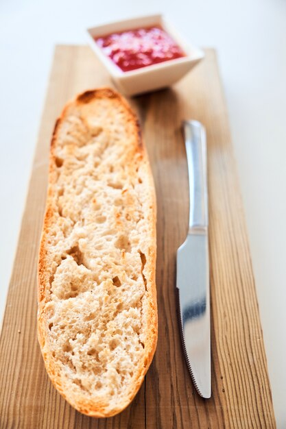 Tranche de baguette à la confiture