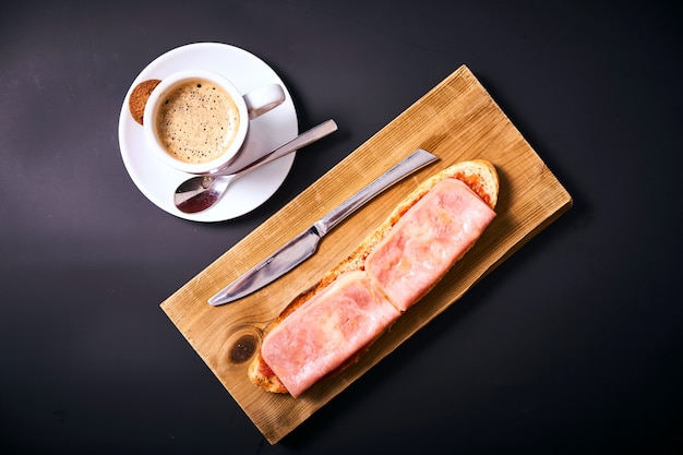 Tranche de baguette à la tomate