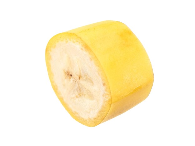Une tranche de banane non pelée isolée sur blanc