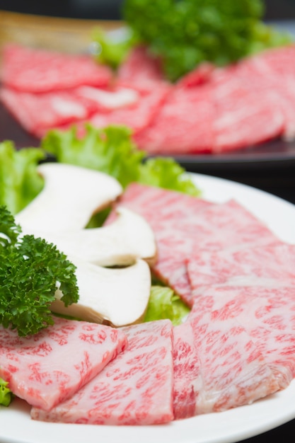 Tranche de boeuf cru pour barbecue à la japonaise