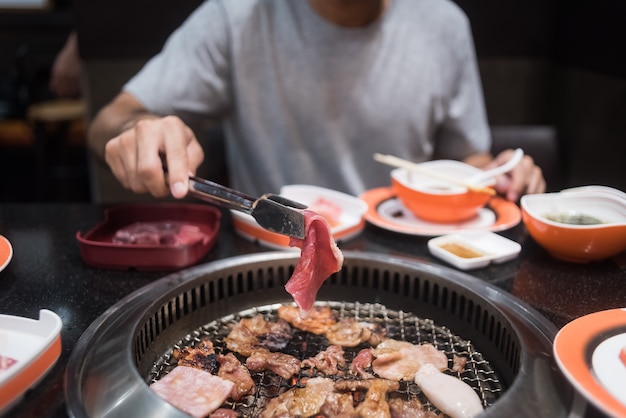 Tranche de boeuf et de porc cru sur la grille pour barbecue ou yakiniku de style japonais