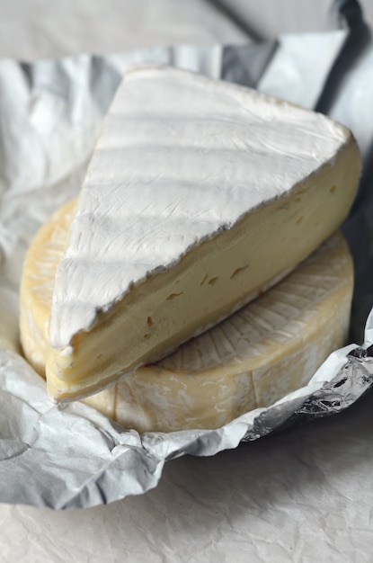 Une tranche de brie frais