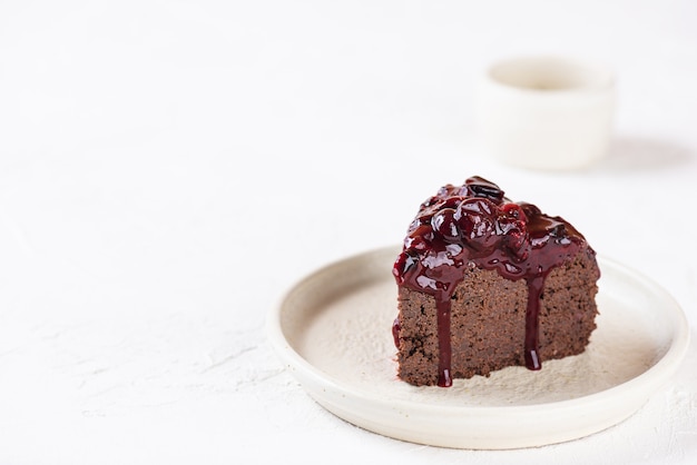 Une tranche de brownie au cassis et aux épices sur un tableau blanc