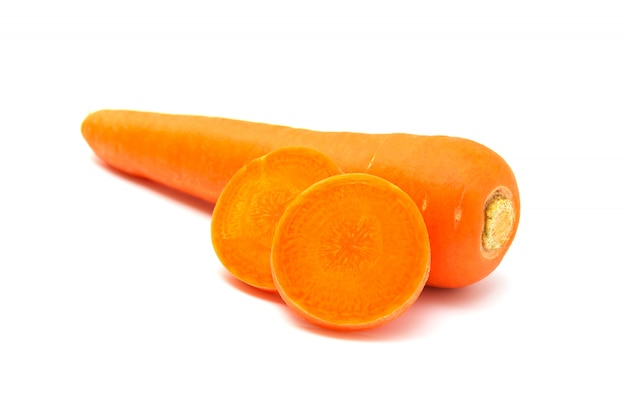 Tranche de carotte fraîche et carotte isolé sur blanc