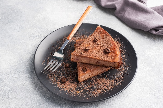 Tranche de casserole de caillé de chocolat sur une assiette, une portion de gâteau au chocolat et au café. espace de copie,