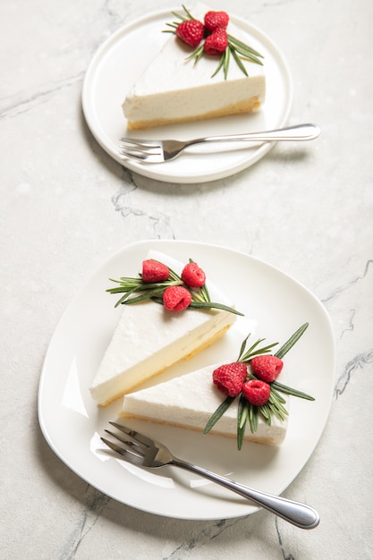 Une tranche de cheesecake aux framboises sur une assiette. Fermer.