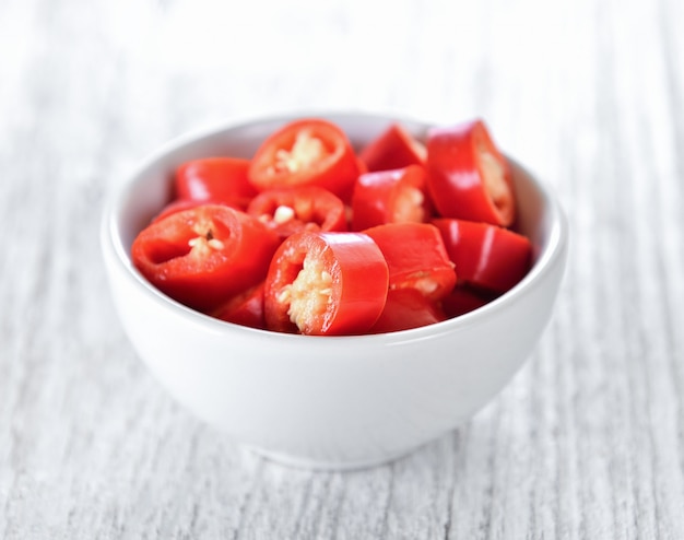 Tranche de chili dans une tasse sur bois