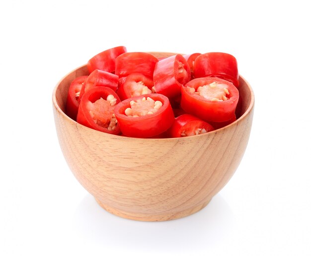 Tranche de chili dans une tasse sur un espace blanc