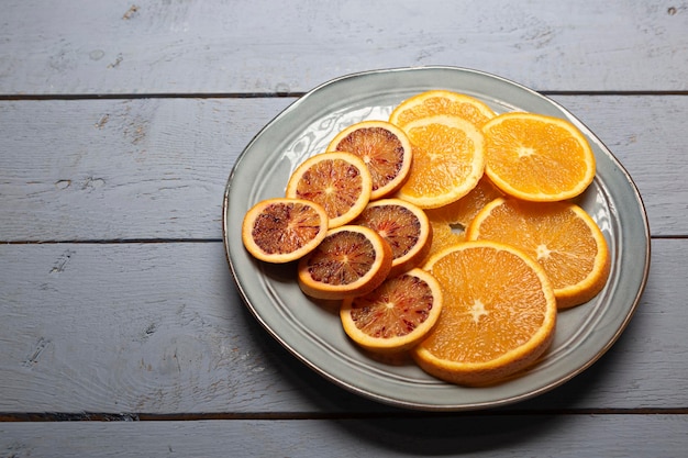 Tranche circulaire d'oranges sur une assiette