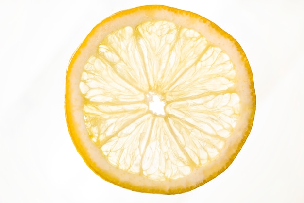 Tranche de citron aigre sur fond blanc