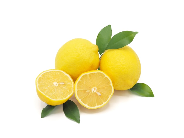 Tranche de citron frais isolé sur fond blanc