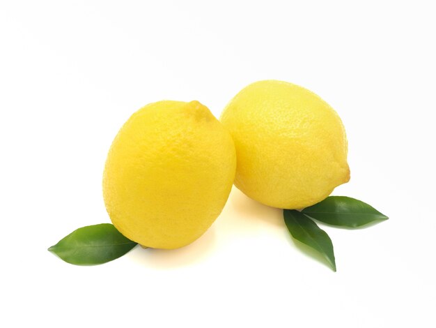 Tranche de citron frais isolé sur fond blanc