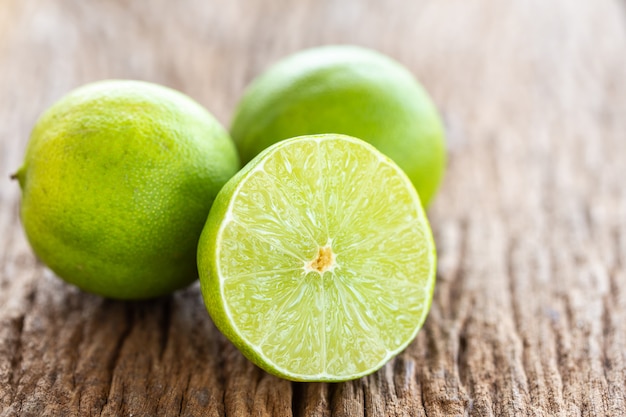 Tranche de citron frais vert sur fond de table en bois