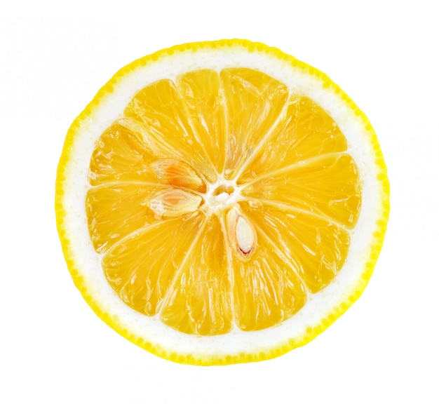 Une tranche de citron isolée sur fond blanc