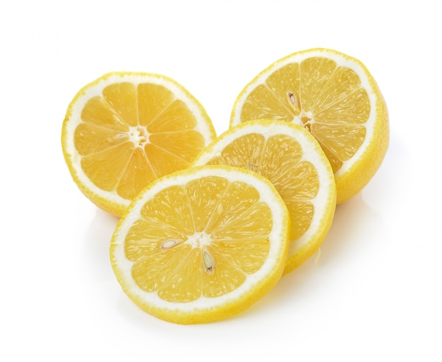 Tranche de citron sur mur blanc