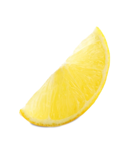 Tranche de citron mûr frais sur fond blanc