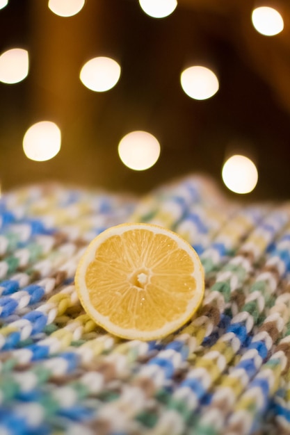 Une tranche de citron avec une perle au milieu
