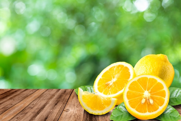 tranche de citron sur la table supérieure en bois