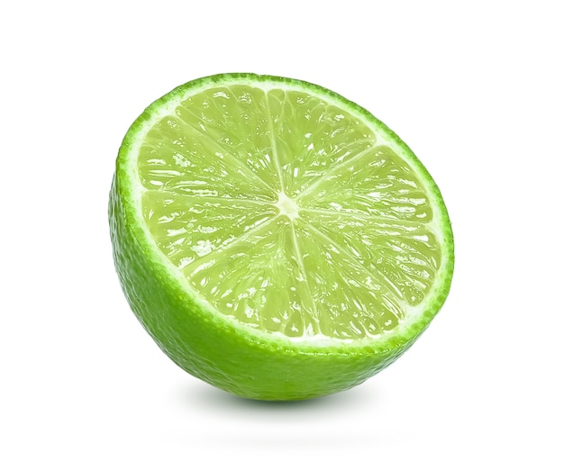 Tranche de citron vert sur fond blanc