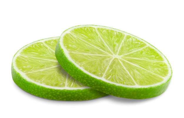 Tranche de citron vert frais isolé sur blanc