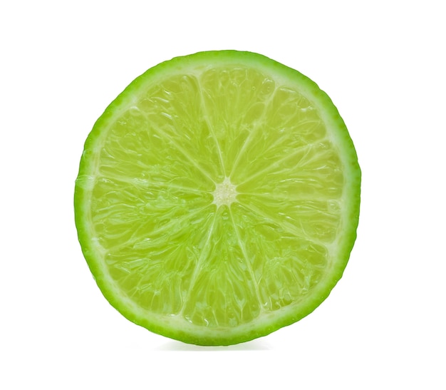 Tranche de citron vert frais isolé sur blanc