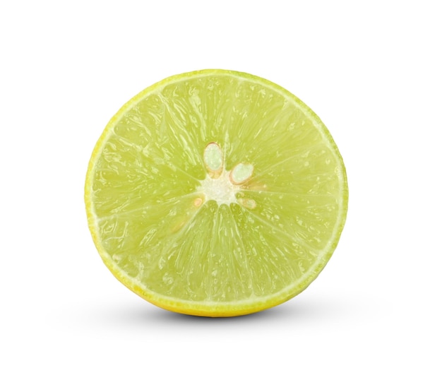 Tranche de citron vert isolé sur fond blanc