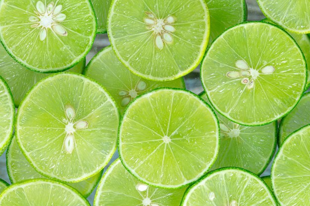 Tranche de citron vert macro dans des bulles d'eau