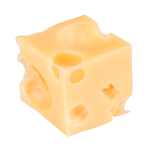 Tranche de cube de fromage isolé sur fond blanc.