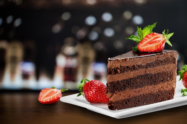 Tranche de délicieux gâteau au chocolat sur le bureau