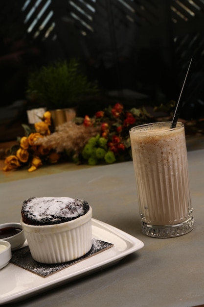 Une tranche de délicieux gâteau et une tasse de café