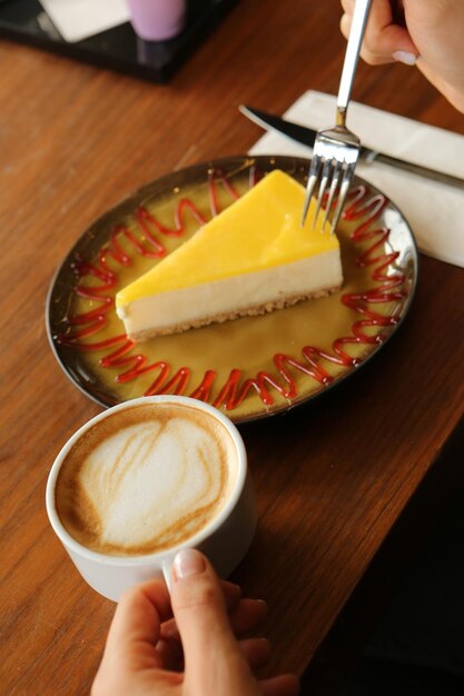 Une tranche de délicieux gâteau et une tasse de café