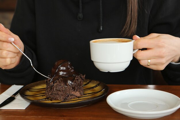 Une tranche de délicieux gâteau et une tasse de café