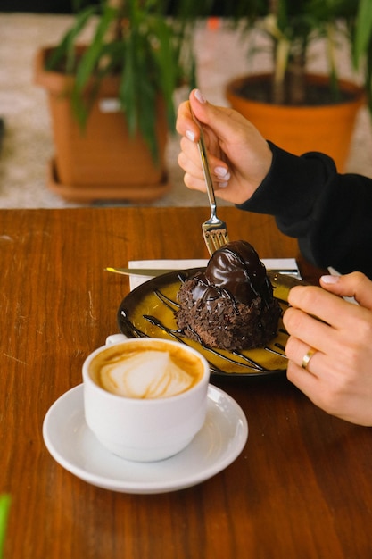 Une tranche de délicieux gâteau et une tasse de café