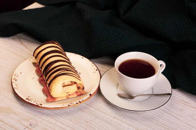 Une tranche de délicieux gâteau et une tasse de café