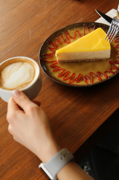 Une tranche de délicieux gâteau et une tasse de café