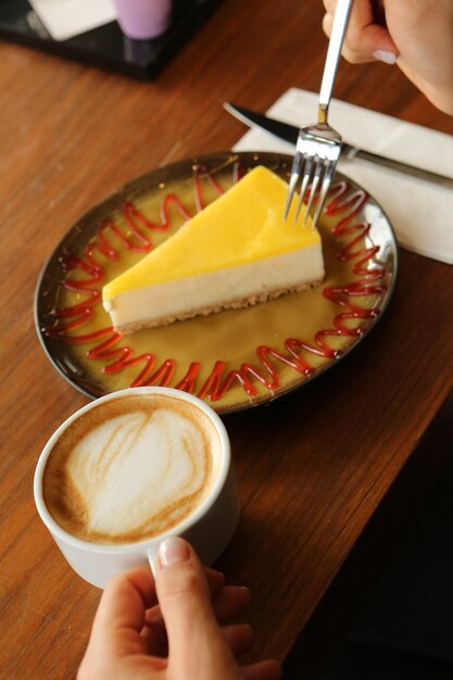 Une tranche de délicieux gâteau et une tasse de café