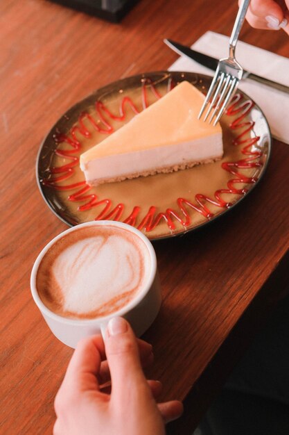 Une tranche de délicieux gâteau et une tasse de café