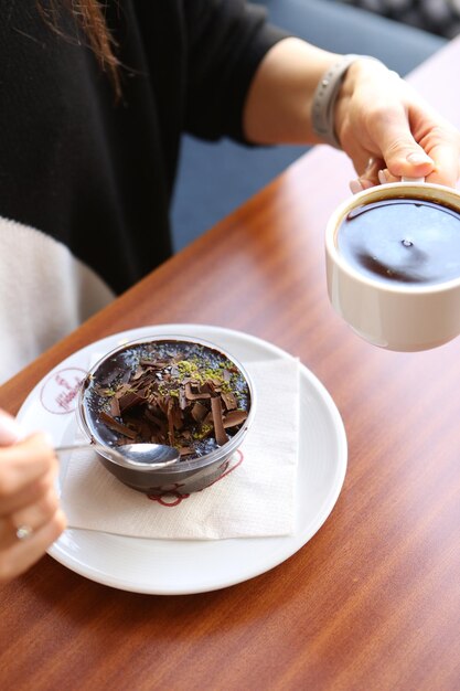 Une tranche de délicieux gâteau et une tasse de café