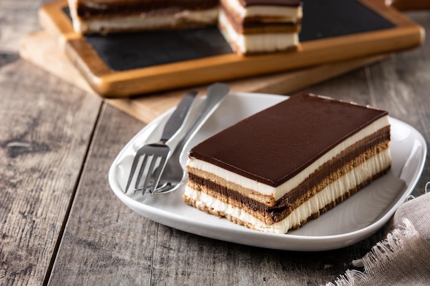 Tranche de dessert de gâteau d'opéra sur la table en bois