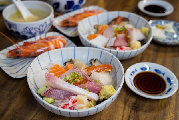 Une tranche du bol de riz au sashimi de poisson frais