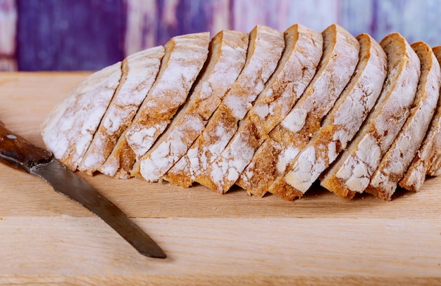 Tranche du pain de blé blanc fait maison