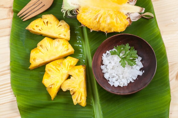 tranche fraîche d&#39;ananas sucré sur feuille de bananier