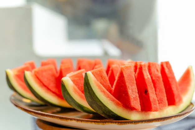 Tranche fraîche de melon d&#39;eau sur un plateau en arrière-plan flou.