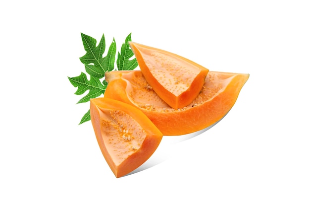Tranche fraîche de papaye coupée avec des feuilles sur fond blanc