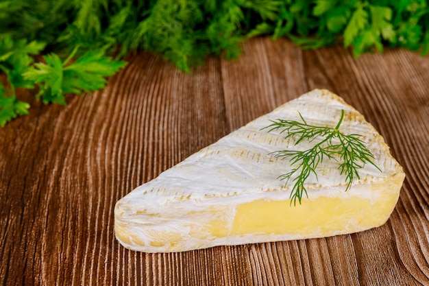 Tranche de fromage brie crème sur une surface en bois