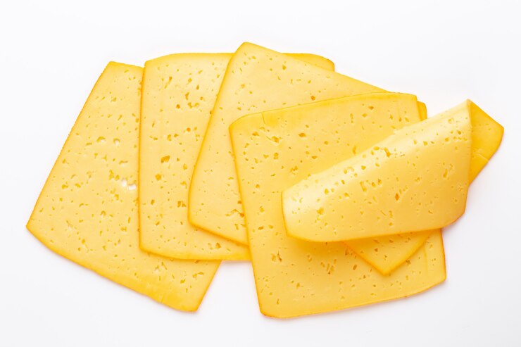 Tranche de fromage sur fond blanc.