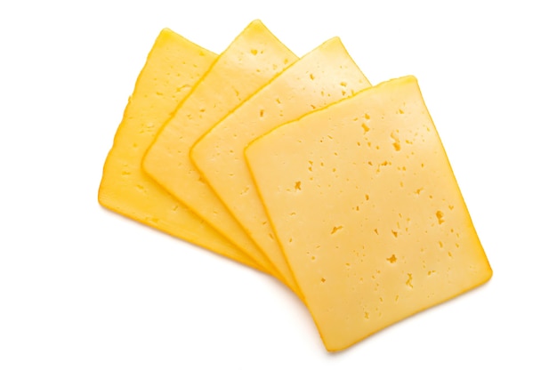 Tranche de fromage isolé sur le blanc